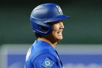 大谷翔平が思わずよろけ…二塁打後にまさかの“攻撃”　中継で発見した「嫌がらせ」