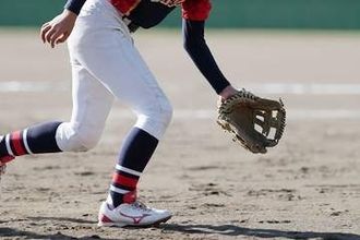 ゴロ捕球で失策を招く「デッドゾーン」とは　ノック前に効果的な“ツーバンキャッチ”