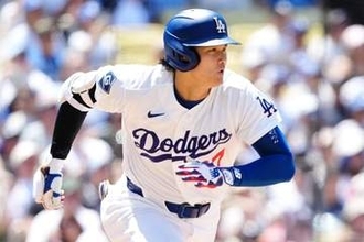 「なんで？」大谷翔平が試合中に“謎行動”　中継で発見…まさかの総ツッコミ