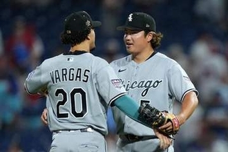 球宴で三角関係勃発？　山本由伸は「嫉妬してる」…元ド軍26歳が告白した“お気に入り変更”
