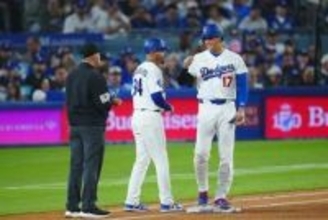大谷翔平、塁審からまさかのサプライズ　試合中に手渡し…ベース上で驚愕の珍交流