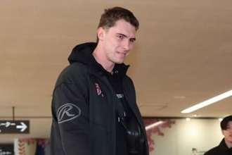 戦力外になっても…元助っ人に“巨人愛”　バックにまさかの6文字…再来日でにじませた人柄