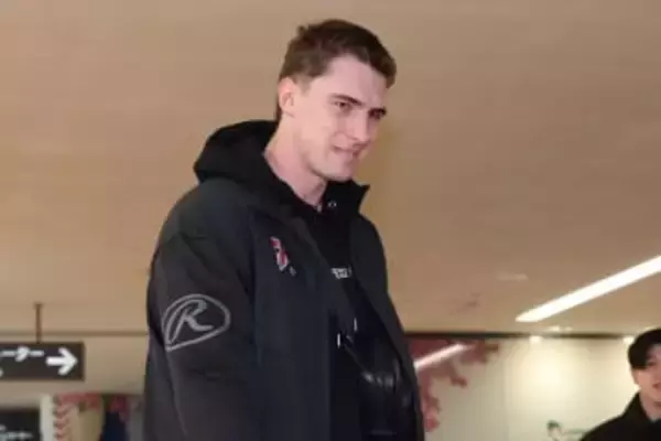 戦力外になっても…元助っ人に“巨人愛”　バックにまさかの6文字…再来日でにじませた人柄