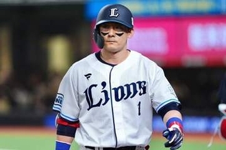 西武・栗山巧が頭部死球で途中交代　141キロが直撃…30日には本拠地で引退試合予定