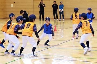 ゴロ捕球の基本が“勝手に身に付く”　低学年にお勧め…身体能力も磨く「ライン鬼」