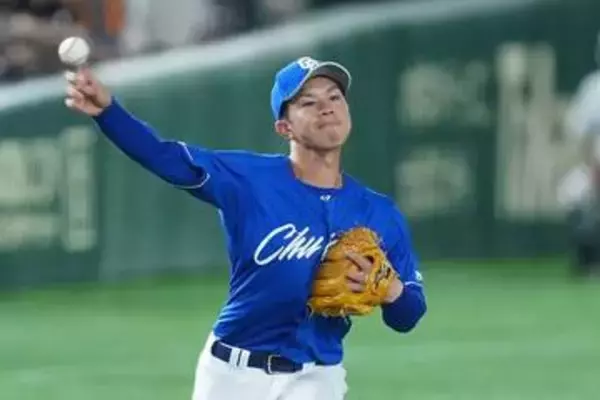 中日・福永にアクシデント　打球追いかけカメラマン席へ→動けずに担架で搬送→緊急交代、甲子園騒然