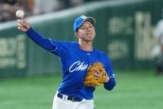 中日・福永にアクシデント　打球追いかけカメラマン席へ→動けずに担架で搬送→緊急交代、甲子園騒然