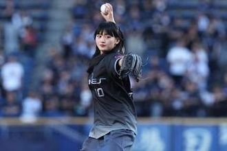 「神々しい」超人気美女の“激変”投球　赤面＆大暴投から一転、ファン驚愕「20勝エース」