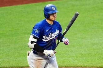 大谷翔平、登板翌日に13号＆4出塁も途中交代　左膝の炎症と球団発表…ド軍は勝利