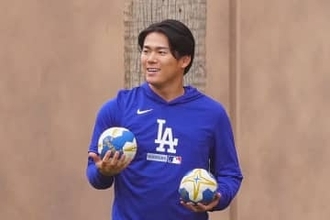 山本由伸が見せた“素の笑顔”「会えて嬉しそう」　ド軍キャンプに現れた日本人HR王