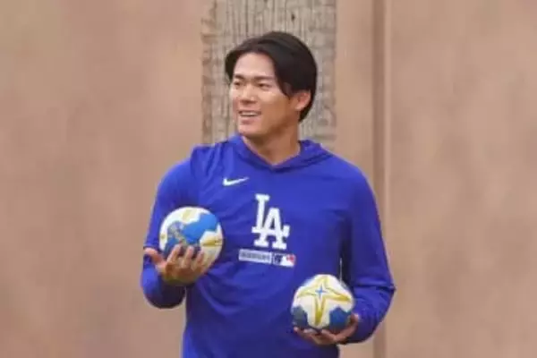 山本由伸が見せた“素の笑顔”「会えて嬉しそう」　ド軍キャンプに現れた日本人HR王