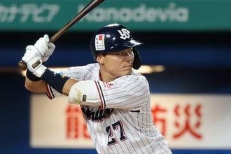 燕・中村、ファウルが顔面直撃→動けず担架で搬送　神宮騒然…ブルーシートで囲われる