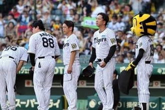 阪神敗戦後…中継が捉えた“ポンポン”「マジで報われて」　気丈に振る舞う人物に涙「目が虚ろ」