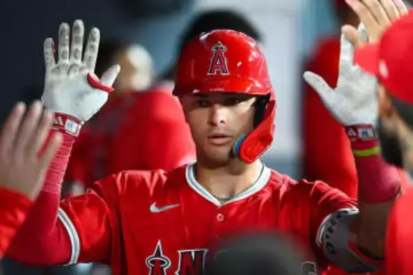 剥き出しの上半身…大谷元相棒が「ムキムキすぎる」　オフでも存在感、日本人も注目