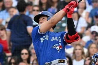 岡本和真と“対照的”　33号の直後…232億円男が最大級の敬意、感情込めたバンザイ