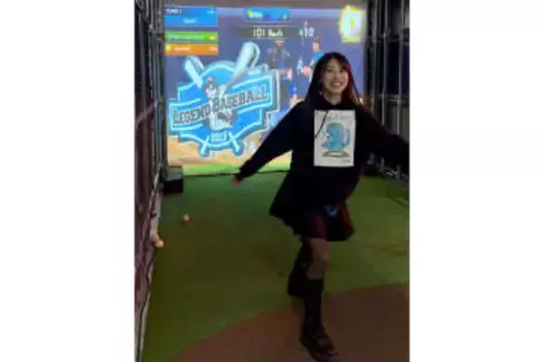 人気アイドルが101キロを“報告”　スカートひらりの1球…笑顔の投球が「カワイイ」