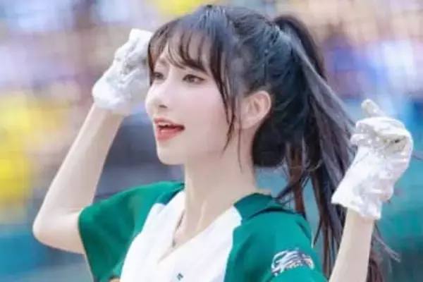 美女チアの“大胆衣装”にファン悶絶「最高にかわいい」　一瞬で2万超えいいね…「君に夢中だ」