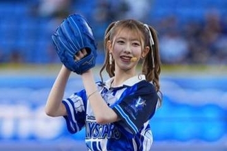 白ミニスカで豪快足上げ…人気アイドルがノーバウンド投球　横浜で果たした“リベンジ”