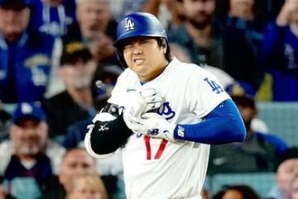 大谷翔平が途中交代、場内ざわめき　前打席で右手に死球…28日には先発登板予定