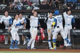 日ハム戦中継で「ばか可愛い人映ってる」　笑顔振りまく美女の正体「どう見ても素人では…」