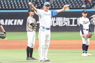 硬式移行時の“送球の違和感”にどう対応？　名手が伝授…「地球を使う」キャッチボール
