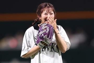 笑顔の始球式→即謝罪　“打者直撃”に驚き「まさか死球式になるとは」