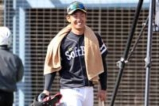 鷹がお披露目した特別ユニ　国民的キャラと異色のコラボ…鮮やかストライプを導入