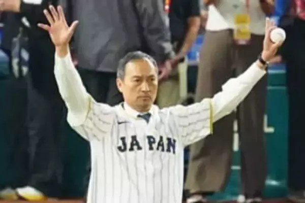 渡辺謙、侍J大一番で始球式　ワンバウンド投球も笑顔→捕手役の森下とハグ…4強進出へ後押し
