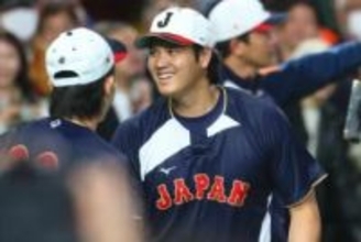 大谷翔平、“東京タワー付近”に出没？　デコピンと夜の散歩、お腹丸出しショットも公開