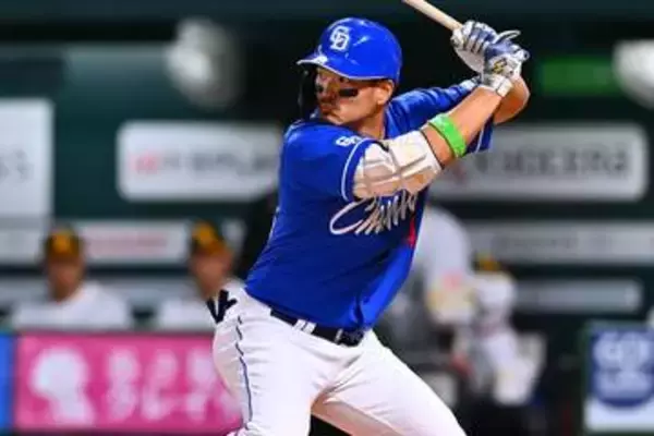 中日・川越にアクシデント　代打で適時打→走塁で右肩負傷か…担架で搬送、場内沈痛