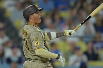 由伸粉砕はファンとの“約束”　553億円男が明かした裏側…本塁生還後に伝えた“右手”