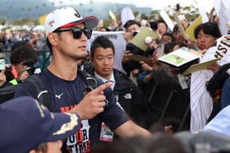 ダルビッシュ、異例のサイン会開催　ファン殺到…飛び交う歓声、約3分間の“神対応”