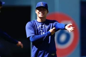山本由伸から英語で「Hi！」　待望の初対面…笑顔のハグ→交流にファン歓喜「これは激アツ」