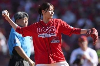 白ショーパンお構いなし…21歳カープ女子が「ほんまかわいい」　豪快投球に悶絶「女神様」