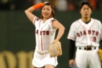 安藤美姫が思わず「えっ!!」…ミニスカ始球式が地上波で公開　21年前の“赤面投球”に騒然