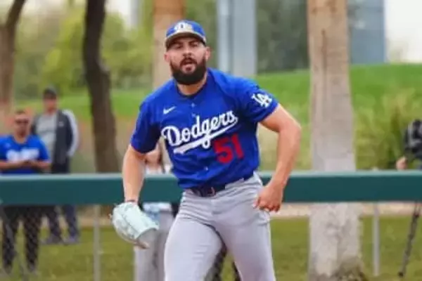 現れた謎の“NPBファン”「アツい！」　日本人が発見、MLB公式が捉えた場違いな光景