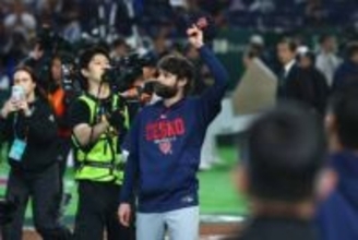 東京D総立ちの中…引退のチェコ右腕に駆け寄った2人の侍　3年前からの絆、綴った“敬意”