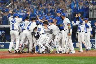 「何度みても面白い」サヨナラ直後…ベンチ前で“シンクロ”　偶然すぎる指揮官と若手にファン爆笑