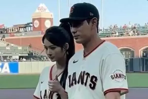 降臨した人気美女が「天使みたい」　へそ出しユニで黒髪なびかせ…豪快投球は「とても綺麗」