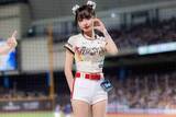 「奇跡のチアが大胆衣装で応援「かわいい！」　交際噂のイケメン野手と“イチャイチャ”」の画像1