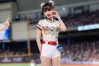 奇跡のチアが大胆衣装で応援「かわいい！」　交際噂のイケメン野手と“イチャイチャ”