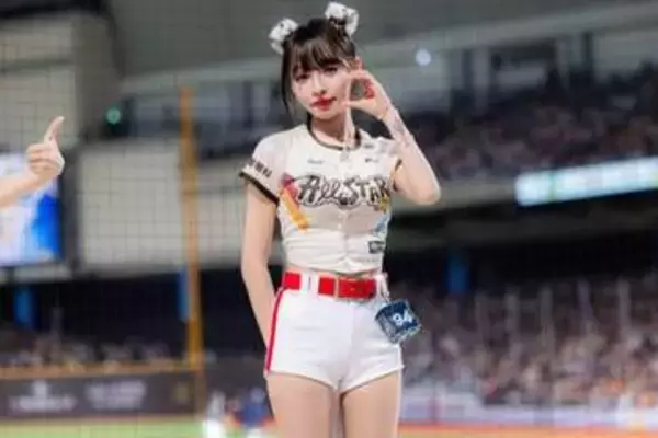 奇跡のチアが大胆衣装で応援「かわいい！」　交際噂のイケメン野手と“イチャイチャ”
