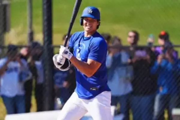 大谷翔平に少女が急接近…見つめられ照れ笑い？　思わず緩めた頬、癒される瞬間を発見