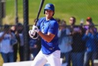 大谷翔平に少女が急接近…見つめられ照れ笑い？　思わず緩めた頬、癒される瞬間を発見