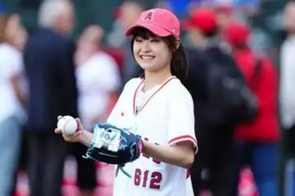 日本の17歳アスリートが“回転始球式”　フィギュア女子の次世代エース…エ軍ユニ姿でファンは「大谷選手」