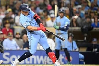 岡本和真を迎えた同僚…胸熱シーンが「たまらん」　MLBが逃さなかった一瞬「激アツ」