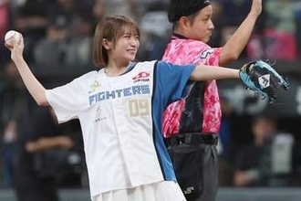 白ミニスカ×ハイソックスの“破壊力”　元人気アイドルが“赤面”投球…可憐な姿に喝采