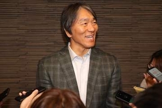 松井監督「悪いことしちゃったな」　目の前で爆睡の西舘が話題…動画が大反響「本当!?」