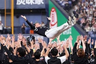 小久保監督と「一緒に飛んでるのがなんか好き」　イケメン右腕がひっそり“1人胴上げ”