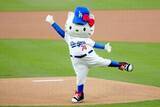「ド軍戦でハローキティーが“コロコロ始球式”　大谷翔平が出場…華麗ターンに球場喝采」の画像1